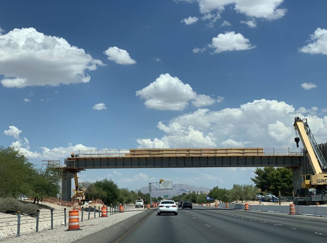 Un puente peatonal de nueve mdd que cruza el Summerlin Parkway unirá un gran segmento de la co ...