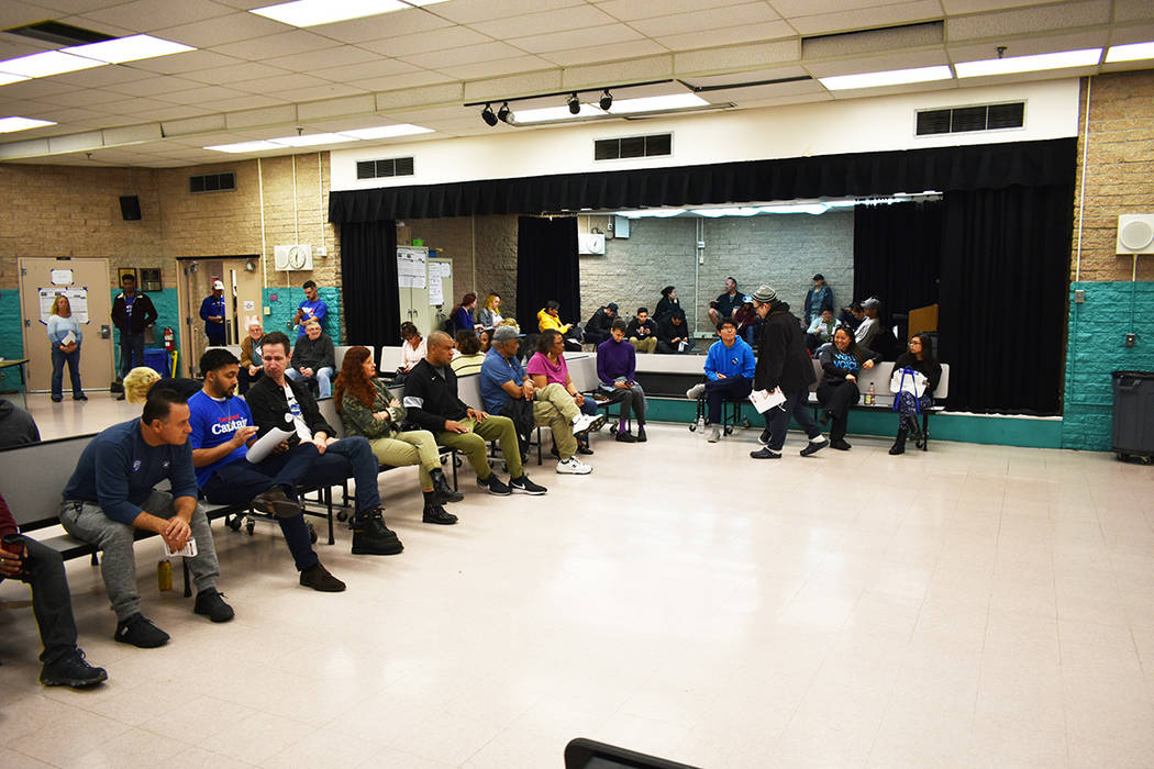 Decenas de personas participaron en el Caucus realizado en la escuela primaria Pat A. Diskin. S ...