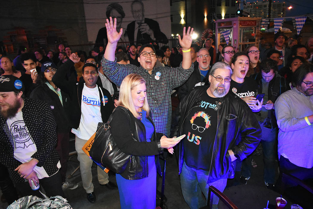 Los simpatizantes de Bernie Sanders se reunieron en el centro de Las Vegas para celebrar el tri ...