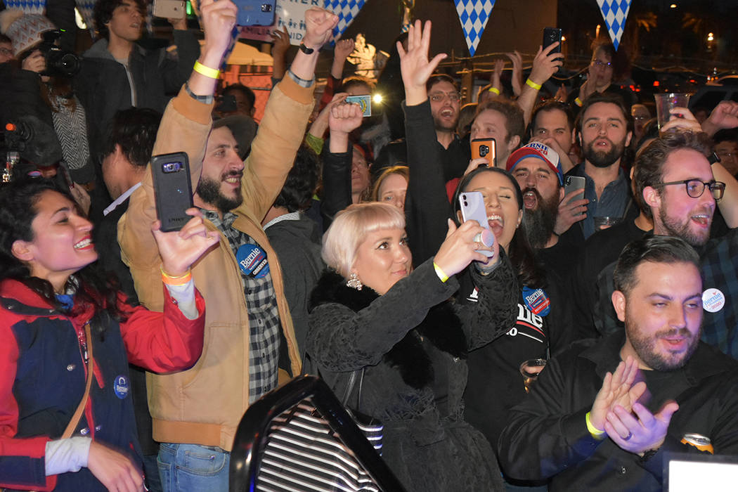 Los simpatizantes de Bernie Sanders se reunieron en el centro de Las Vegas para celebrar el tri ...