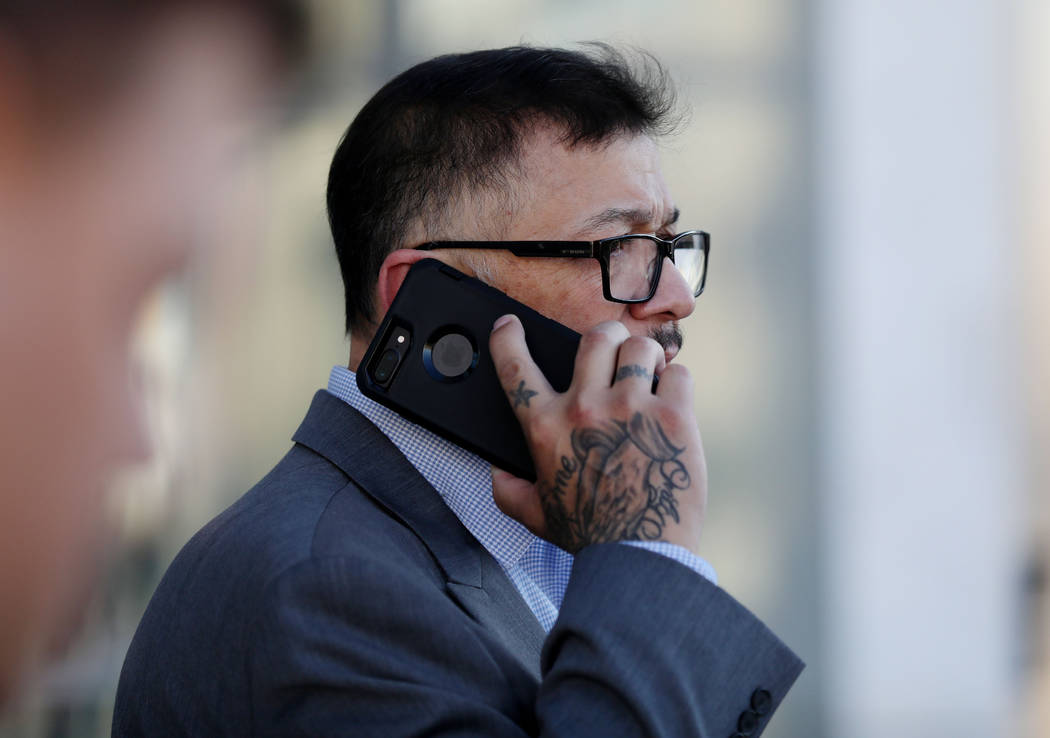 Después de ser absuelto, el acusado César Morales hace una llamada telefónica fuera de la Co ...