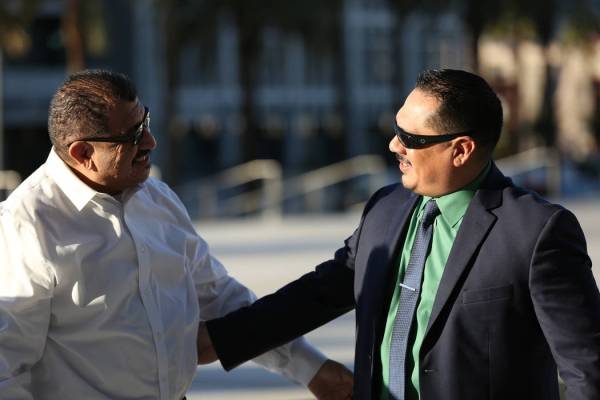 Pastor Palafox, a la izquierda, saluda a Albert López frente a la corte federal de Las Vegas d ...