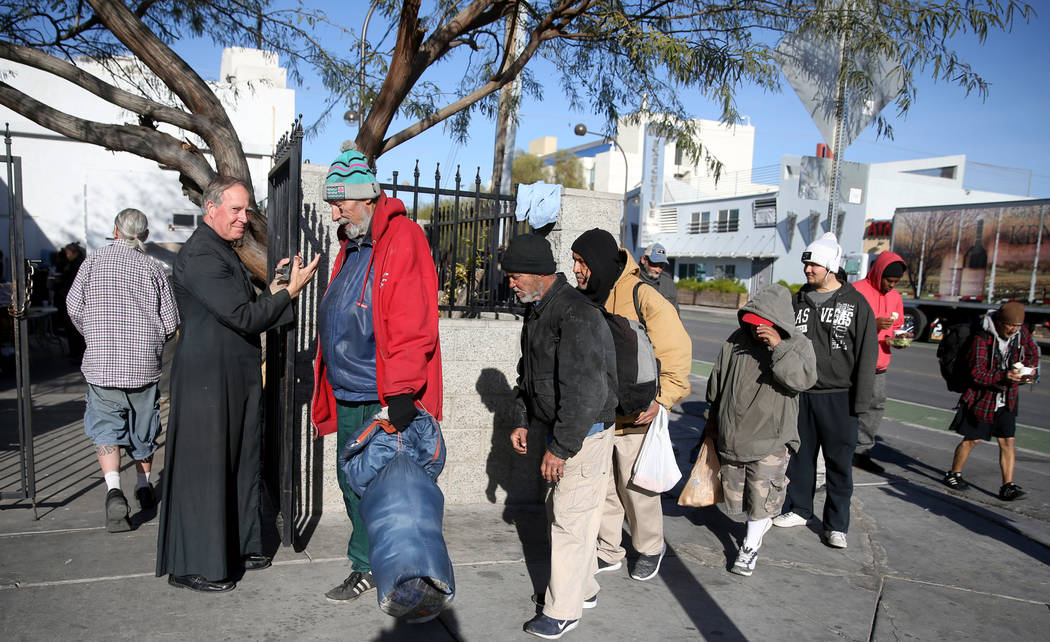 El Rev. Courtney Krier invita a la gente a un desayuno gratis en la Iglesia Católica de San Jo ...