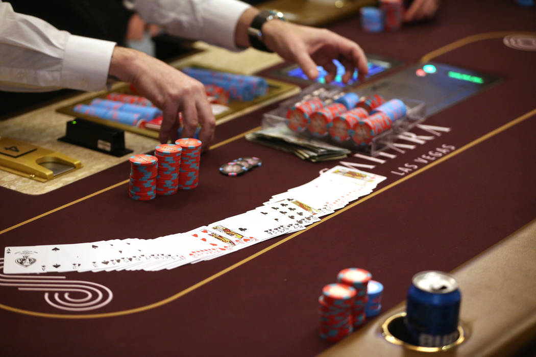 Las fichas de póquer se recogen para la primera partida durante un gran evento de apertura de ...