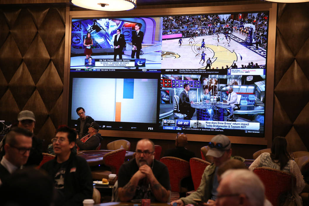 Televisores en la pared de la nueva sala de póquer del casino y hotel Sahara Las Vegas el vier ...