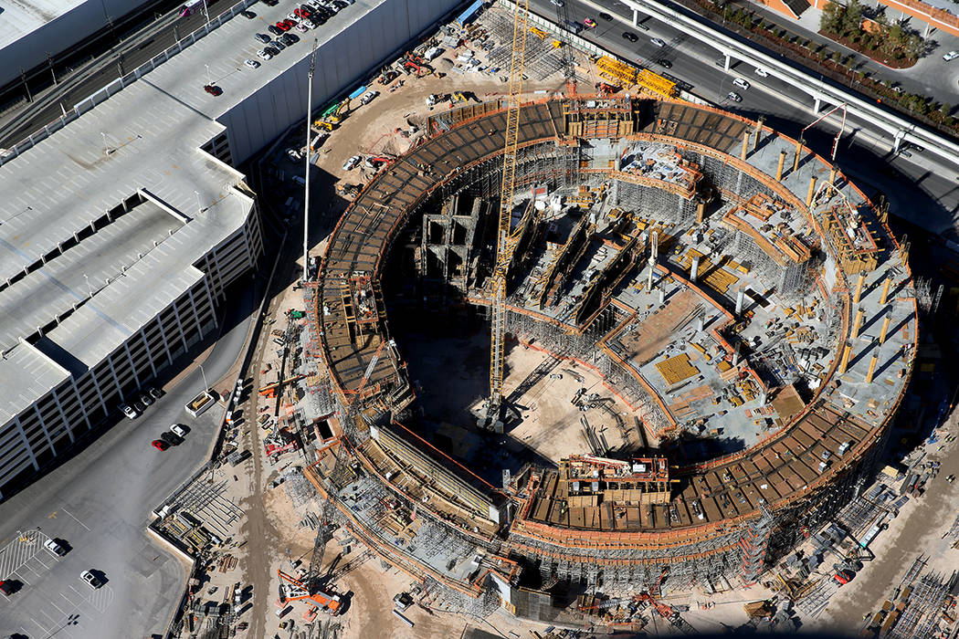 Vista aérea del sitio de construcción de la MSG Sphere en Las Vegas, jueves, 23 de enero de 2 ...