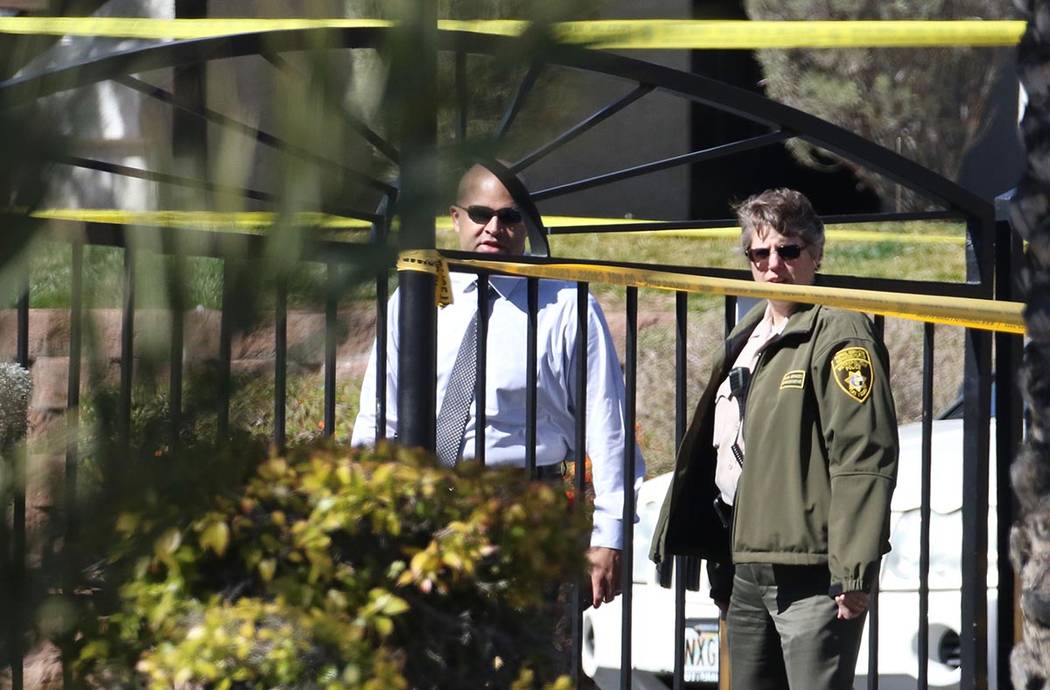 La policía de Las Vegas investiga un tiroteo fatal en la dirección 9100 W. Flamingo Road el m ...