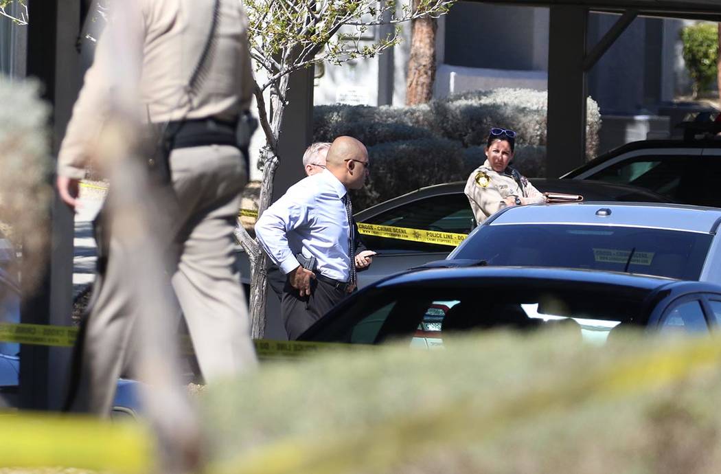 La policía de Las Vegas investiga un tiroteo fatal en la dirección 9100 W. Flamingo Road el m ...