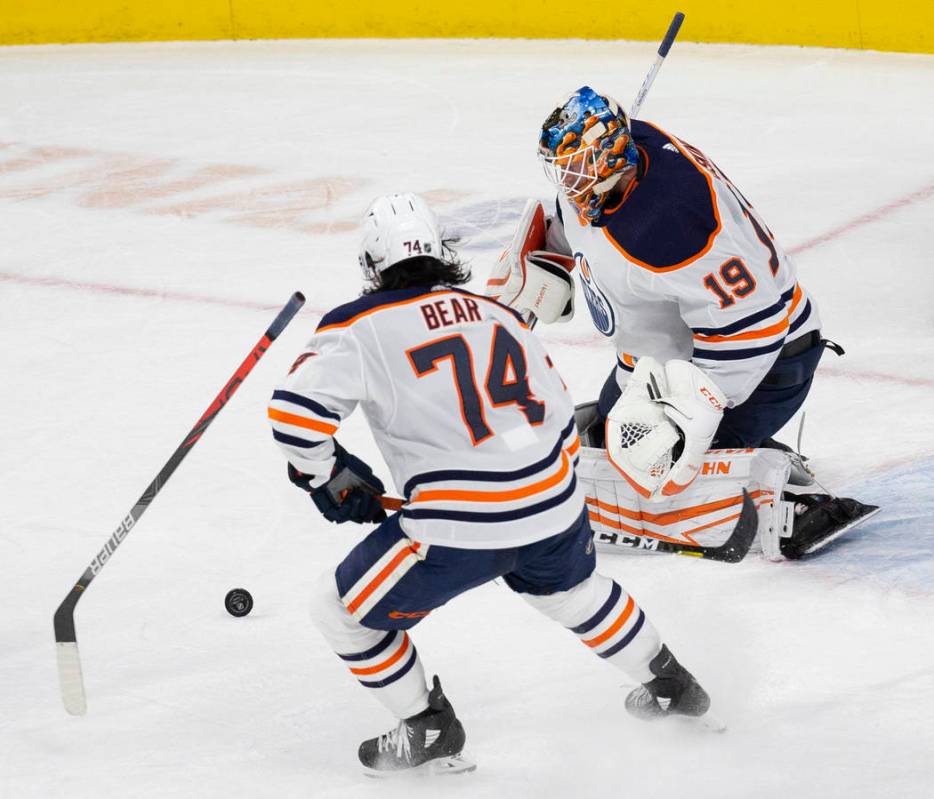 El portero de los Edmonton Oilers, Mikko Koskinen (19), hace una atajada en el segundo tiempo c ...
