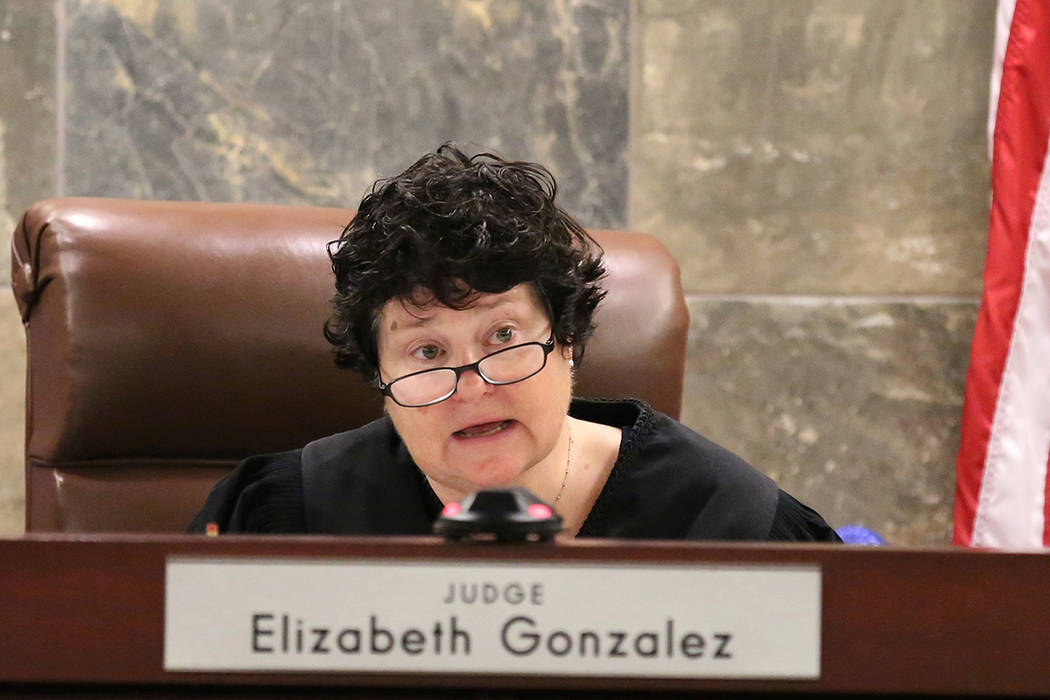 La Jueza Elizabeth González anuncia una decisión en el Centro Regional de Justicia durante un ...