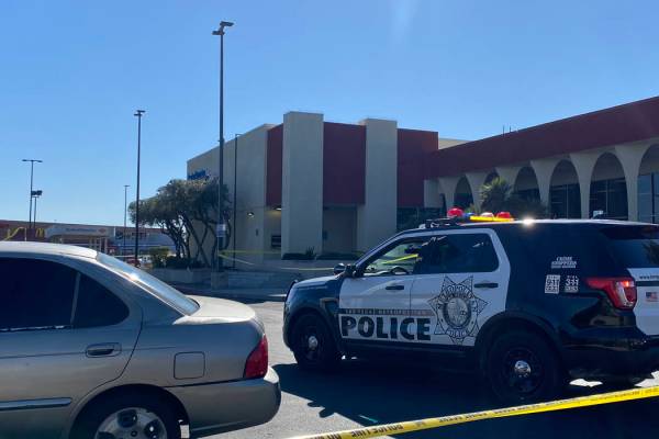 La policía de Las Vegas investiga un tiroteo el jueves por la tarde en el sudeste de Las Vegas ...
