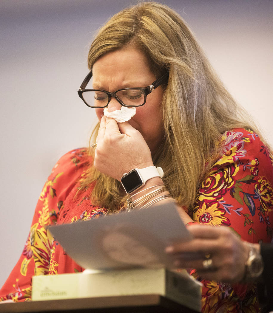 Rhonda Hawley, madre de Brooke Hawley, llora mientras da su declaración el jueves, 27 de febre ...