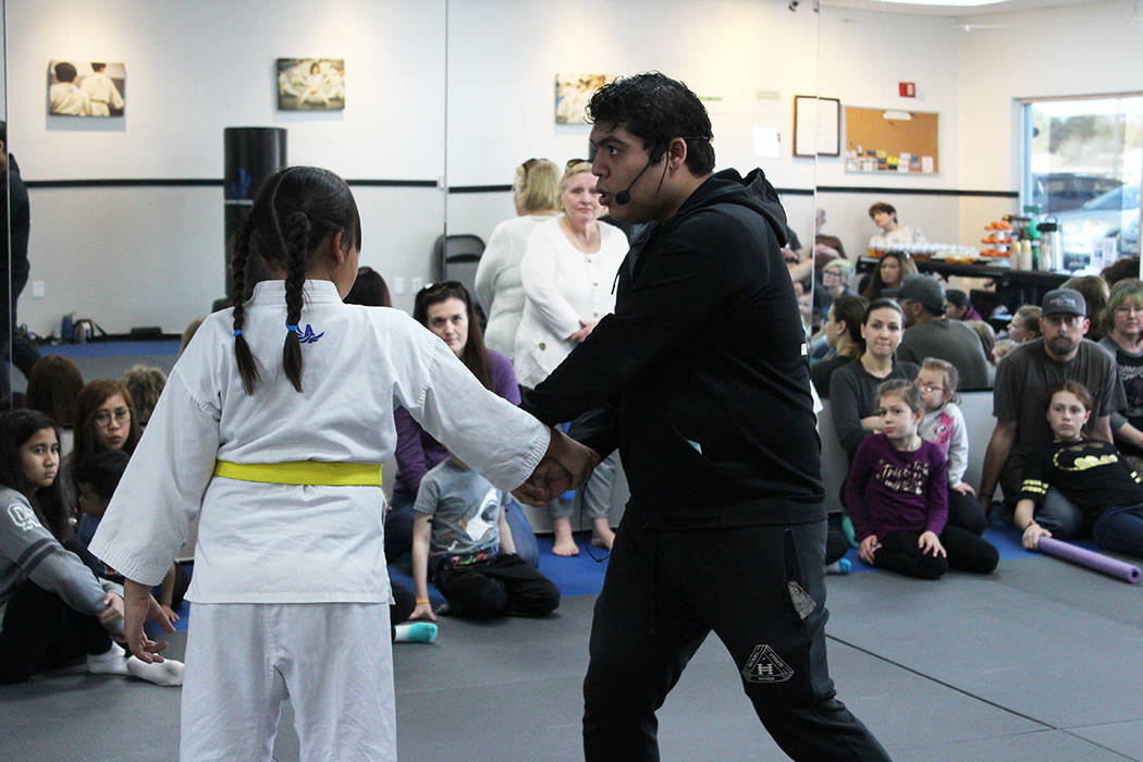 El sensei Sandoval fue campeón de Estados Unidos en la Federación Mundial de Karate. Domingo ...