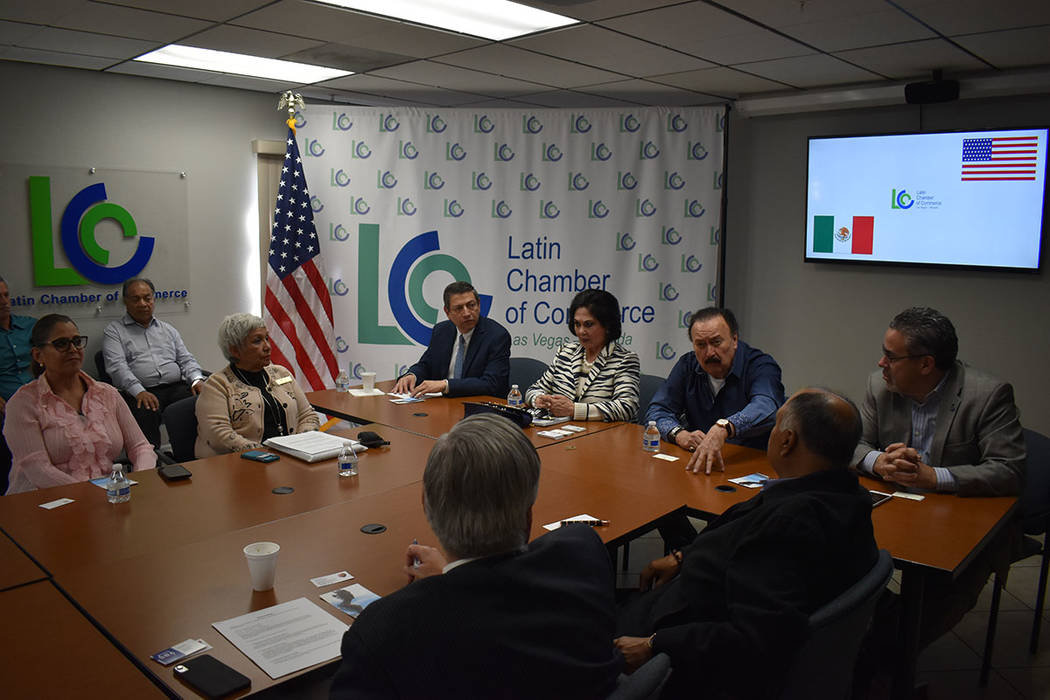 La delegación fue recibida por Peter Guzmán, presidente de LCC y por Carlos Gómez, encargado ...
