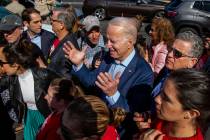 El precandidato presidencial demócrata, el ex-vicepresidente Joe Biden, saluda a los trabajado ...