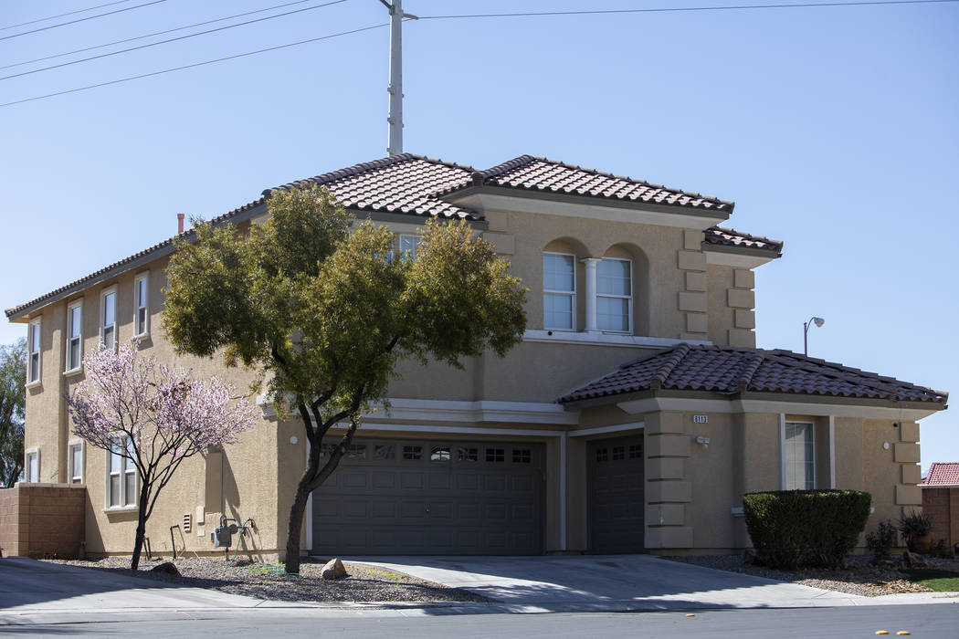 El propietario local Adolfo Orozco compró esta casa de North Las Vegas en 2007. Los registros ...