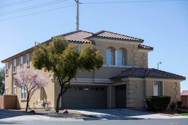 El propietario local Adolfo Orozco compró esta casa de North Las Vegas en 2007. Los registros ...