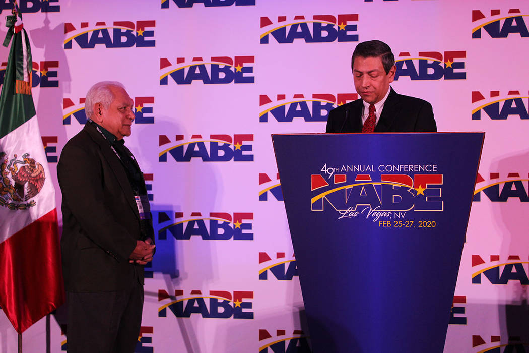 Dr. Luis Antonio Baéz, fundador de NABE, recibió el reconocimiento Ohtli a manos del cónsul ...