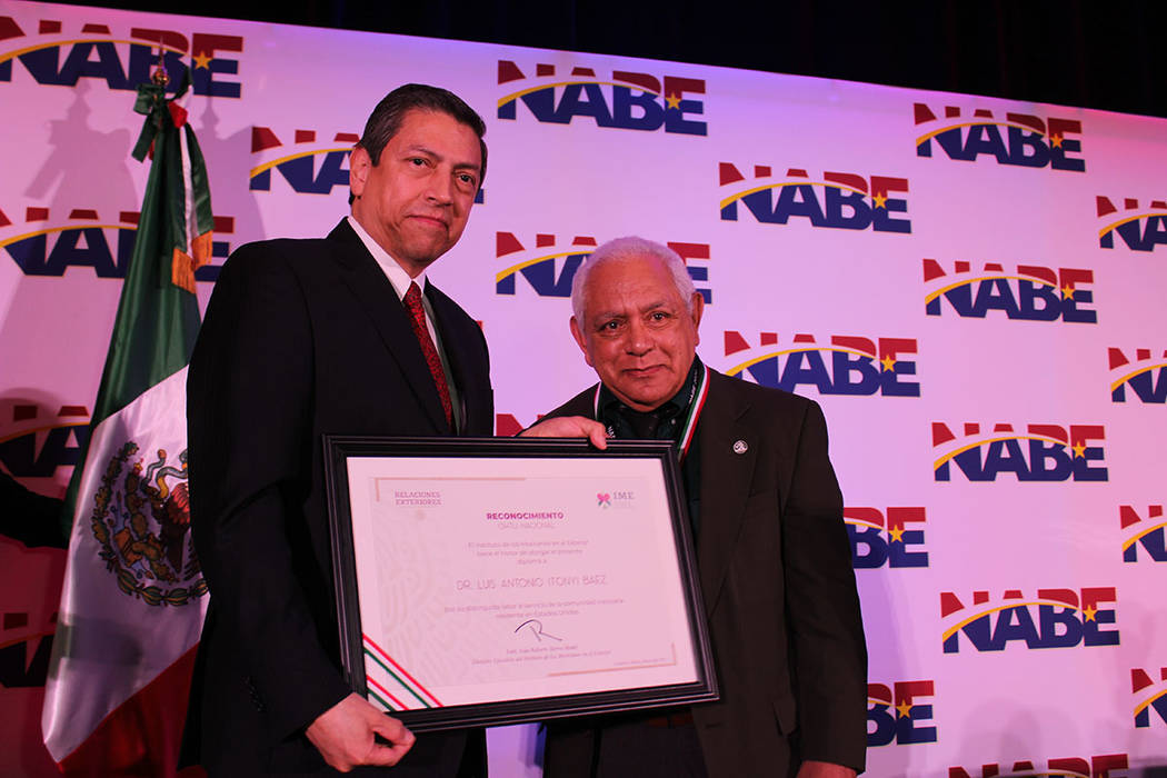 Dr. Luis Antonio Baéz, fundador de NABE, recibió el reconocimiento Ohtli a manos del cónsul ...