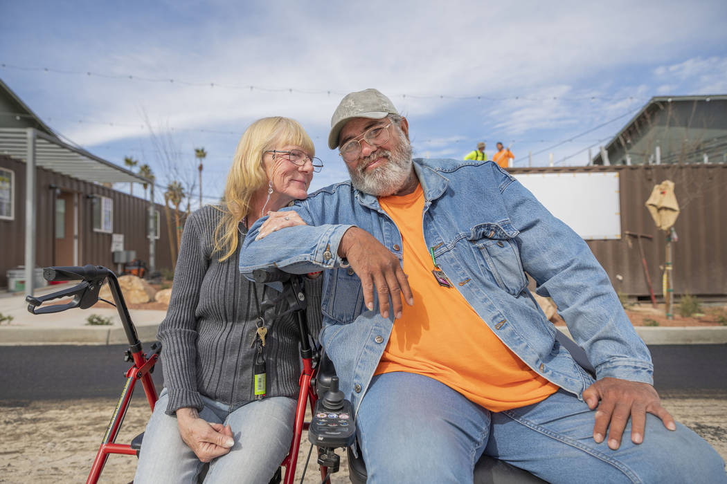 Donna Charles, de 65 años, izquierda, y Robert Caris, de 63, una pareja comprometida fotografi ...