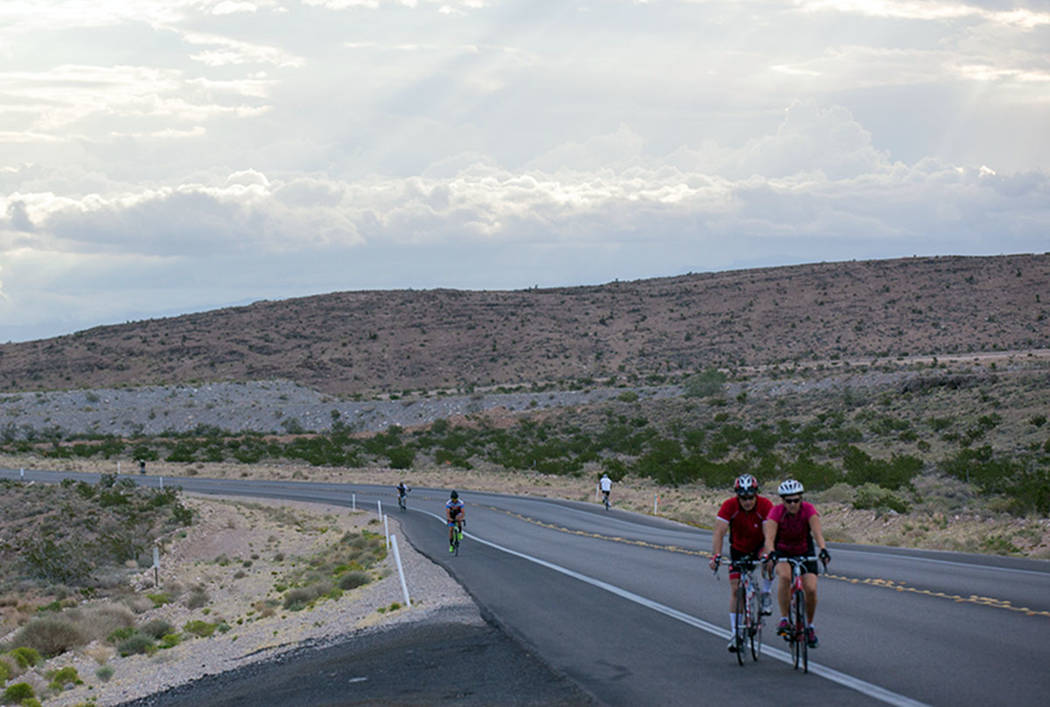 Los ciclistas recorren la Ruta Estatal 159 en el Área de Conservación Nacional de Red Rock Ca ...