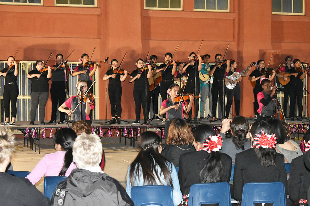 Las estudiantes del Mariachi Femenil Internacional deleitaron a los asistentes con canciones me ...
