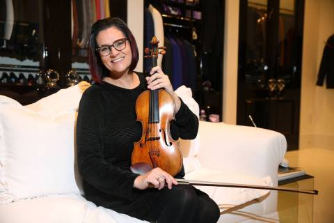 La concertista de la Filarmónica de Las Vegas, De Ann Letourneau, sostiene un violín Stradiva ...