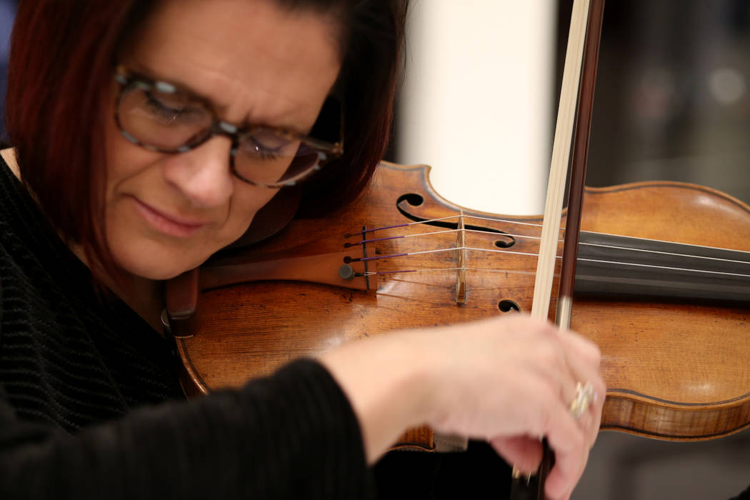 La concertista de la Filarmónica de Las Vegas, De Ann Letourneau, toca un violín Stradivarius ...