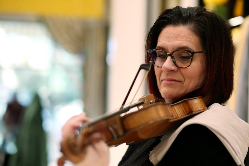 La concertista de la Filarmónica de Las Vegas, De Ann Letourneau, toca un violín Stradivarius ...