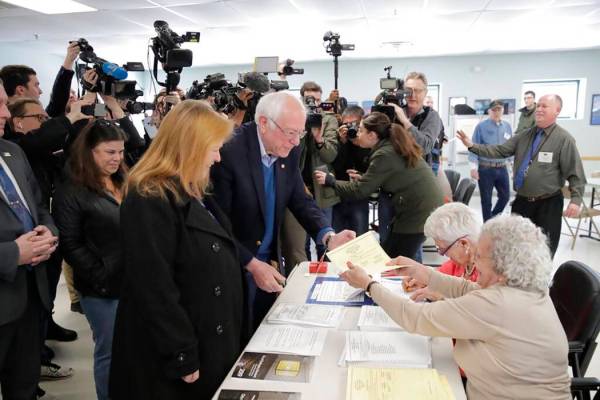 El candidato presidencial demócrata, el senador Bernie Sanders, I-Vt., llega a votar en las pr ...