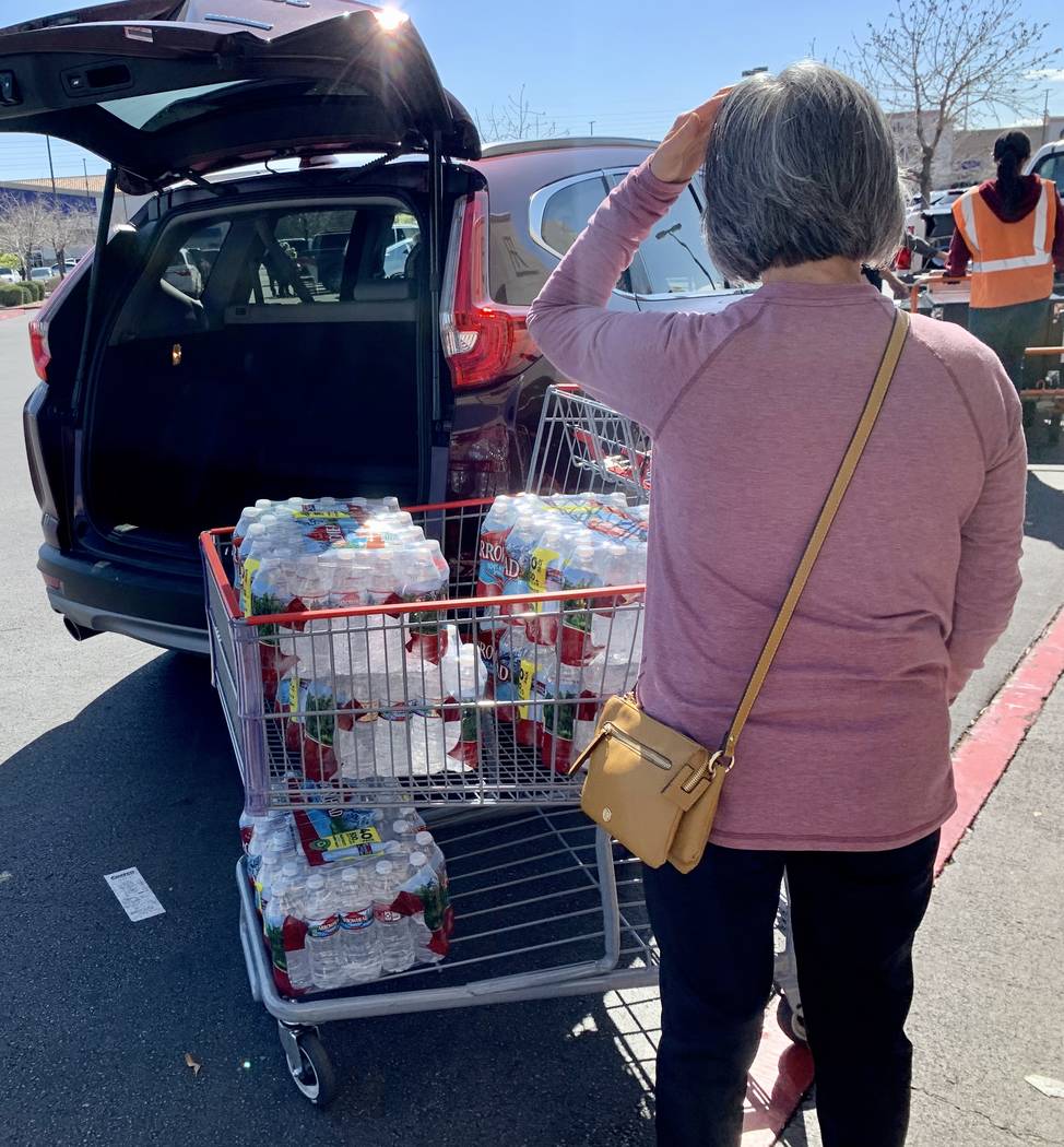 Cajas de agua se cargan en una camioneta en Costco Wholesale de Henderson el lunes, 2 de marzo ...