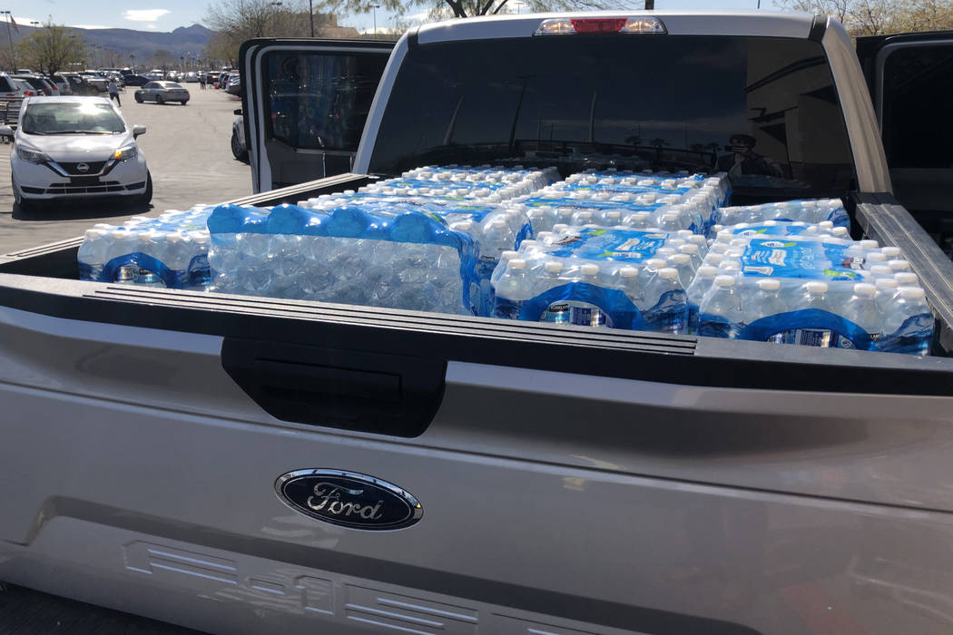 Cajas de agua se cargan en una camioneta en Costco Wholesale de Henderson el lunes, 2 de marzo ...