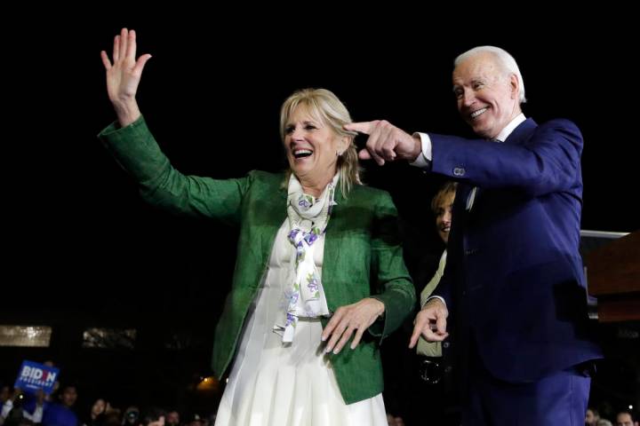 El candidato presidencial demócrata, el ex vicepresidente Joe Biden, derecha, y su esposa Jill ...