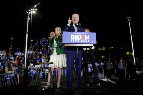 El candidato presidencial demócrata, el ex vicepresidente Joe Biden, habla, junto a su esposa ...