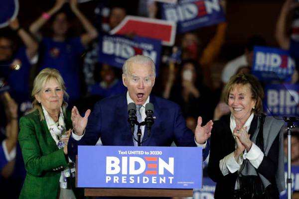 El candidato presidencial demócrata, el ex vicepresidente Joe Biden, habla en un mitin de camp ...