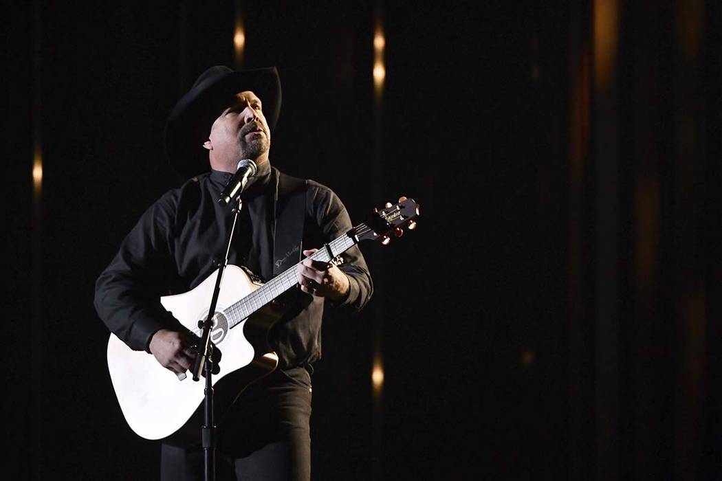 Garth Brooks interpreta "Stronger Than Me" en la 52ª edición de los Premios CMA en Bridgeston ...