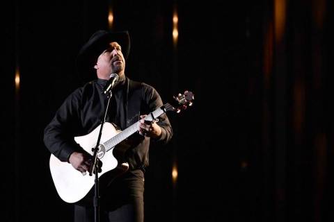 Garth Brooks interpreta "Stronger Than Me" en la 52ª edición de los Premios CMA en Bridgeston ...