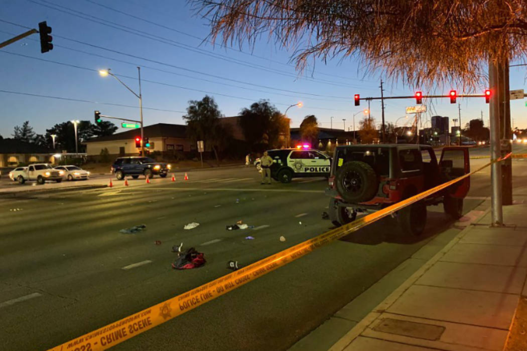 La policía de Las Vegas está investigando después de que un adolescente fue herido tras ser ...