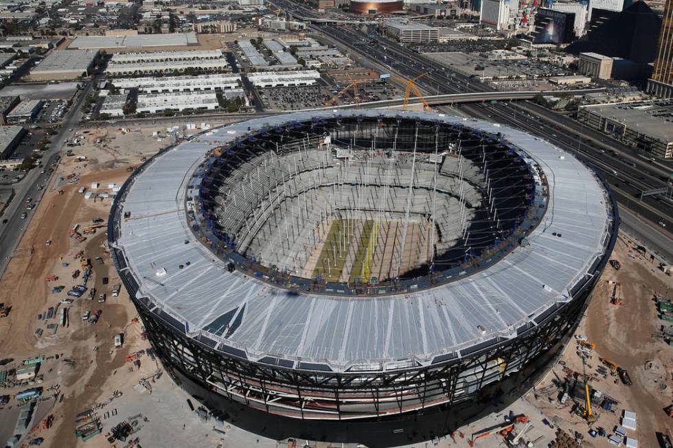 Foto aérea del Estadio Allegiant, futuro hogar de los Raiders de Las Vegas el jueves, 23 de en ...