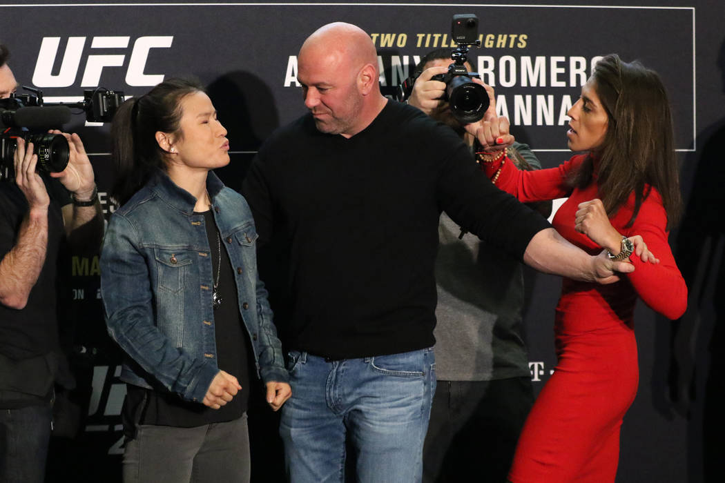 La campeona de peso paja de la UFC, Zhang Weili, izquierda, lanza un beso a su oponente, Joanna ...