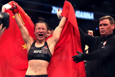 El peso paja femenino Weili Zhang celebra su victoria por decisión sobre Joanna Jedrzejczyk du ...