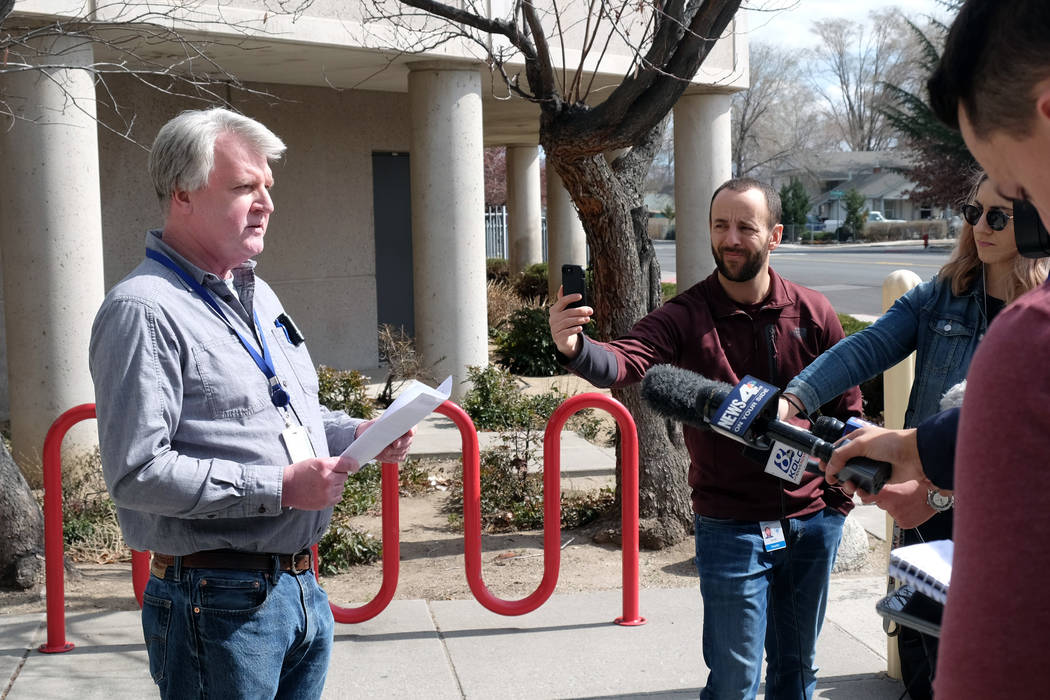 El oficial de salud del Condado Washoe, Kevin Dick, informó el domingo a los periodistas sobre ...