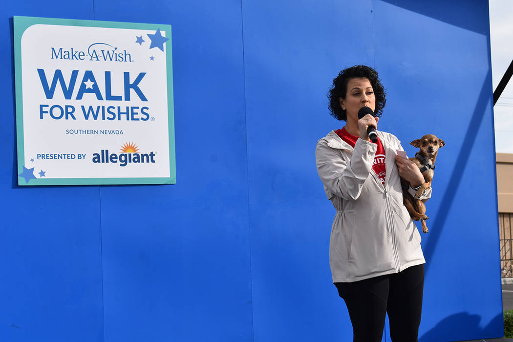 La caminata anual de Make-A-Wish contó con cientos de personas que participaron alegremente. S ...
