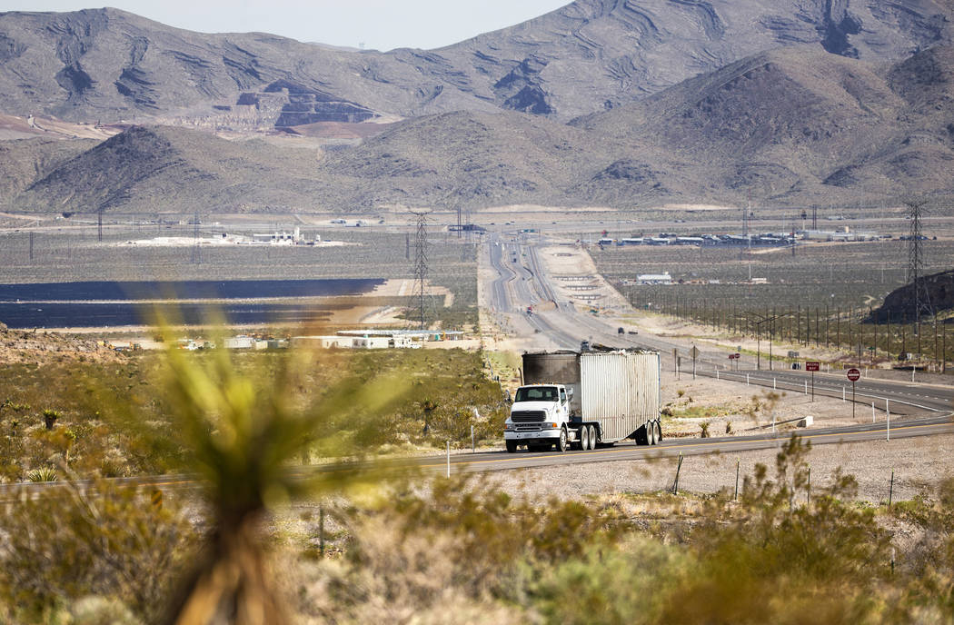 Los vehículos viajan por la Autopista 93 Norte el viernes, 6 de marzo de 2020, en North Las Ve ...