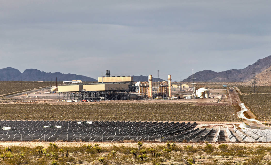 Silverhawk Nevada Power Company, arriba, y los paneles de energía solar de Mountain View el vi ...