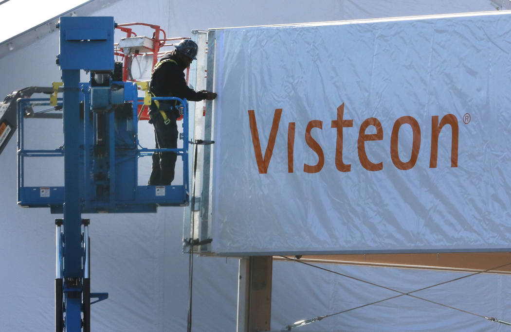 Trabajadores de Pavillon Event Service descargan equipos de construcción junto al stand de Vis ...