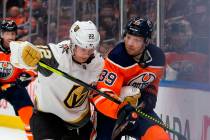 Alex Chiasson (39) de los Oilers de Edmonton se enfrenta a Nick Holden de los Golden Knights (2 ...