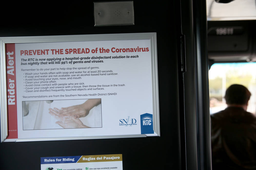 Un cartel informativo sobre el coronavirus en un autobús de la Comisión Regional de Transport ...