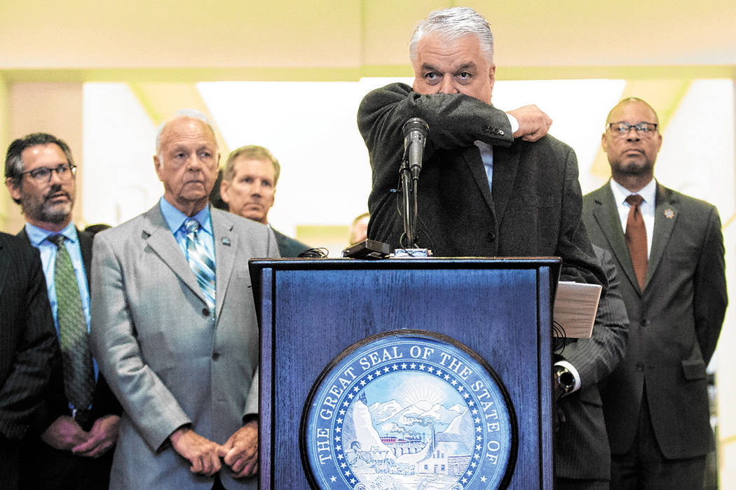 El gobernador Steve Sisolak demuestra la mejor manera de toser sin propagar la enfermedad duran ...