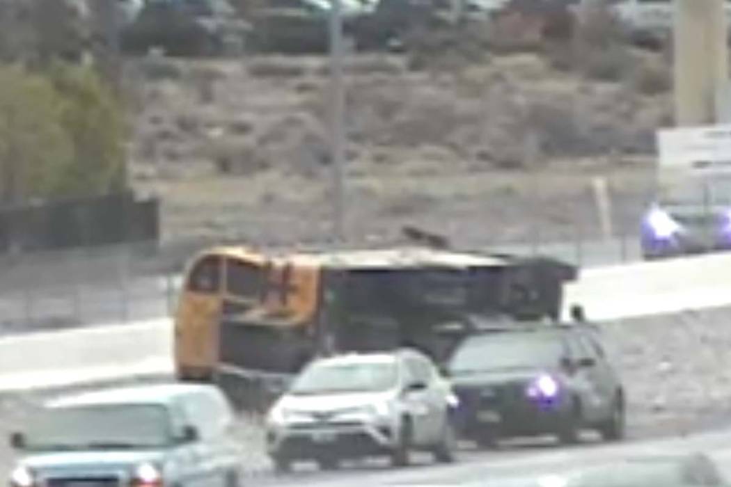 Un autobús del Distrito Escolar del Condado de Clark volcado el martes, 10 de marzo de 2020. ( ...